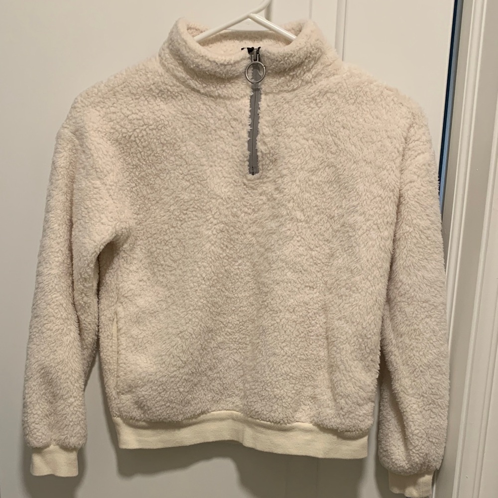 Comfortable & Stylish Kid’s Ideology Cream Fleece Pullover. Size: M. Pre-owned.